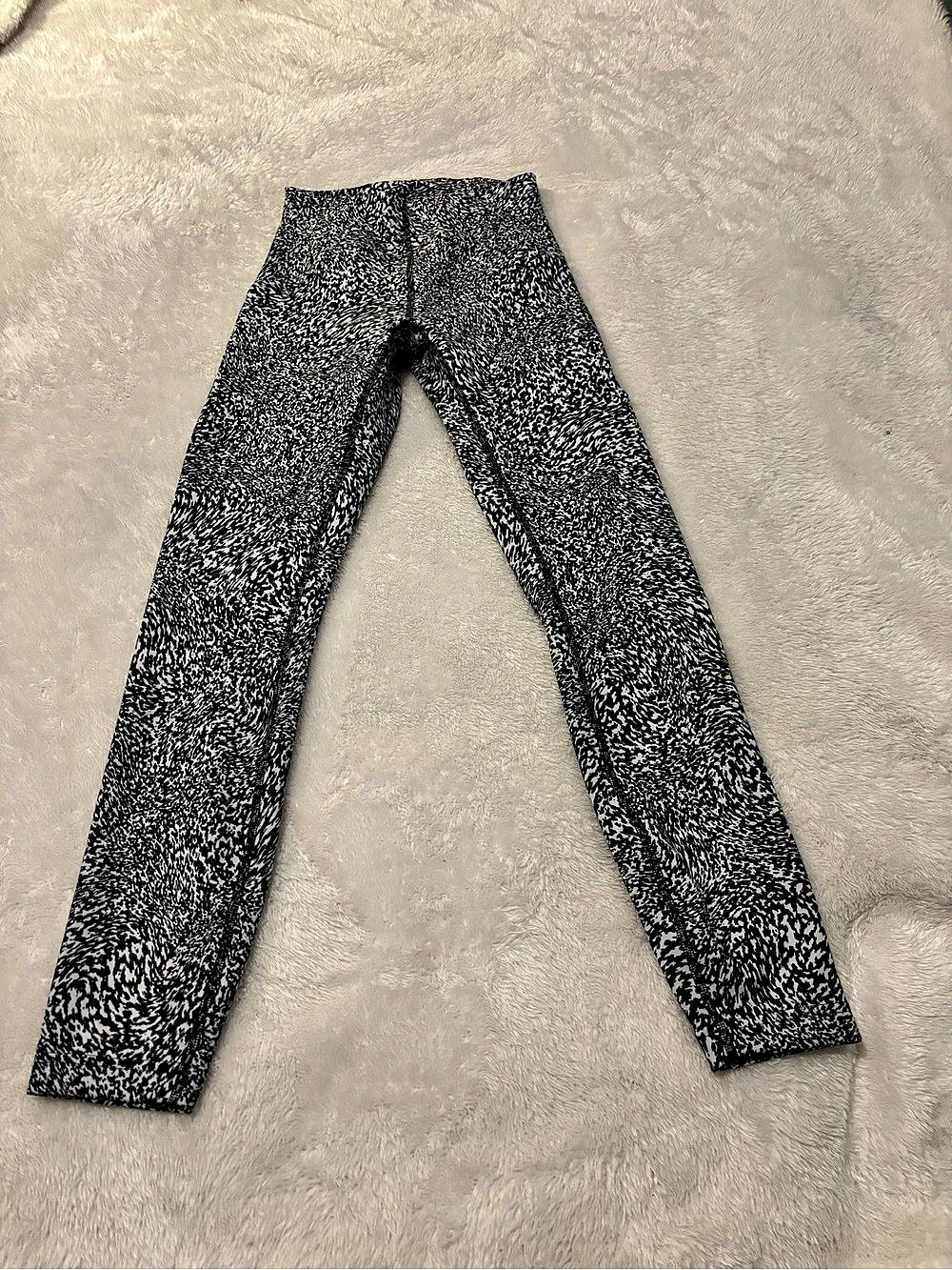 Lululemon Wunder Under Crop (Hi-Rise) ) Black & White Leggings